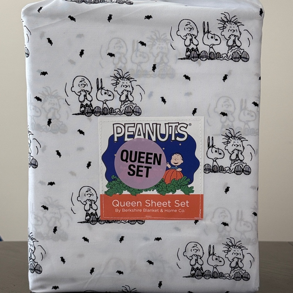 NWT Spooky Snoopy Halloween Peanuts Black and White Queen Sheet Set